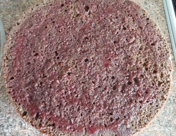 Каждый бисквит разрезать на два коржа и пропитать вишневой настойкой или вишневым соком. Смазать кремом каждый корж, верх и бока торта. Обсыпать порошком какао.