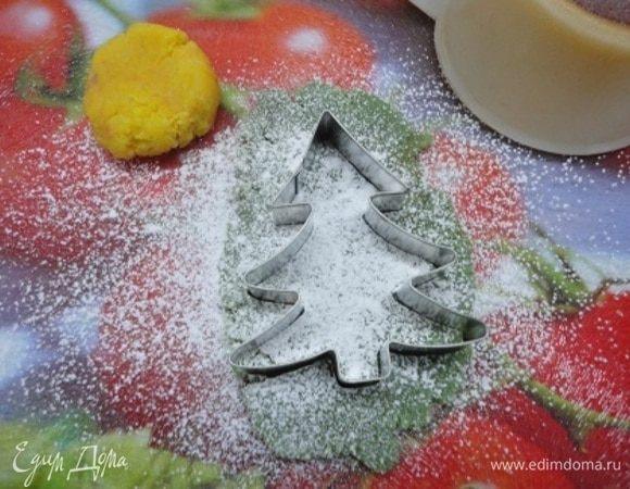 Марципановую массу раскатать на сахарной пудре и вырезать фигурки елочек