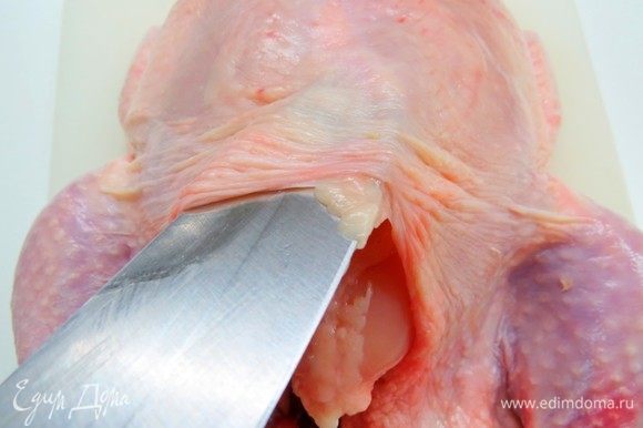 Затем перевернуть курицу, удалить хвостик и аккуратно отделить ножом кожу со стороны спинки.