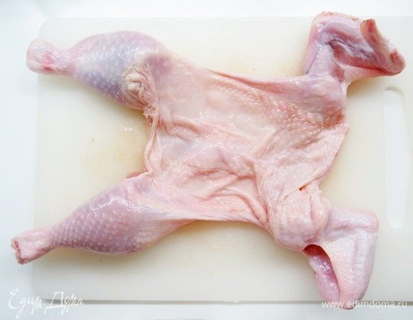 Куриную кожу снять как чулок, натереть изнутри солью и перцем и убрать в холодильник.