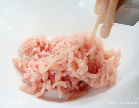 Куриное мясо, отделенное от костей, пропустить через мясорубку.
