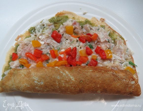 На фарше равномерно распределить нарезанный кубиками печеный перец. Свернуть блинчик плотным рулетом, повторить процедуру для всех блинчиков, пока не закончится начинка. У меня получилось 5 блинных рулетов. 