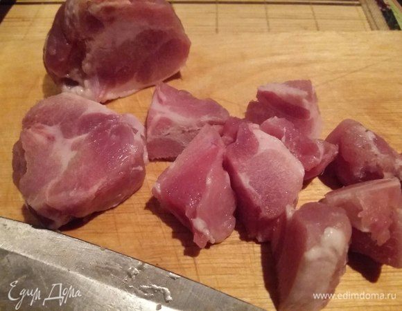 Мясо порезать на небольшие кусочки, после закипания снять пенку, убавить огонь, посолить и при тихом кипении варить в течении 1-1,5 часа.