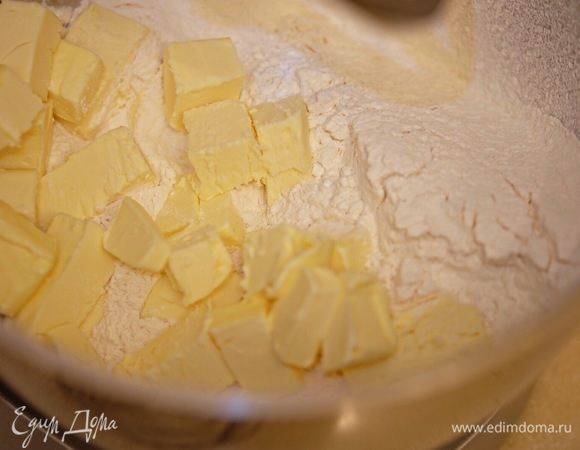 Холодное масло нарезать кубиками. Я замешивала тесто в стационарном миксере (можно вручную), насадка «весло». В дежу миксера поместить муку, порубить туда холодное сливочное масло (кубиками).
