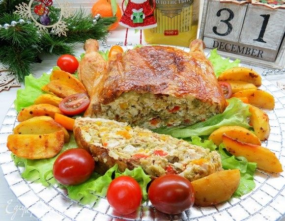 Готовую курочку подаем на праздничный стол и наслаждаемся богатством вкусов! 
Приятного аппетита!
