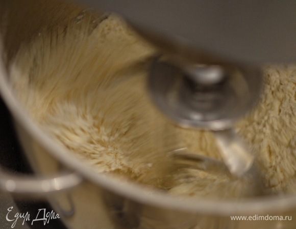 Быстро порубить масло с мукой, чтобы образовалась масляная крошка. Если делаете вручную, просто порубить масло с мукой ножом, также можно воспользоваться блендером (не погружным).