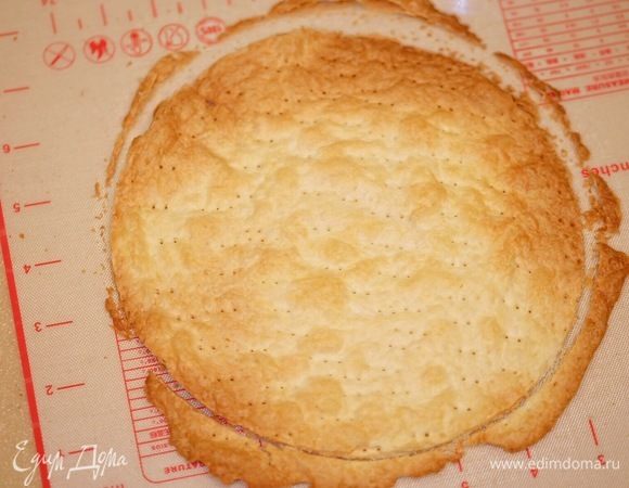 Стальным кольцом (или проще — тарелкой и ножом) вырезать круг диаметром 18 см.