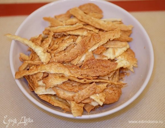 Обрезки собрать, они пригодятся для обсыпки готового торта.