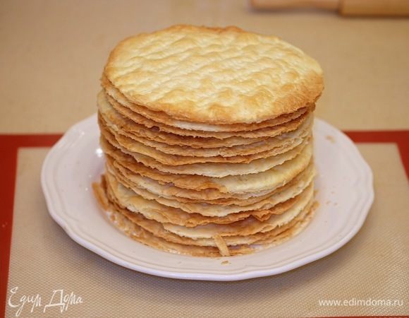 Выпечь все 16 коржей, сложить стопочкой, полностью остудить.