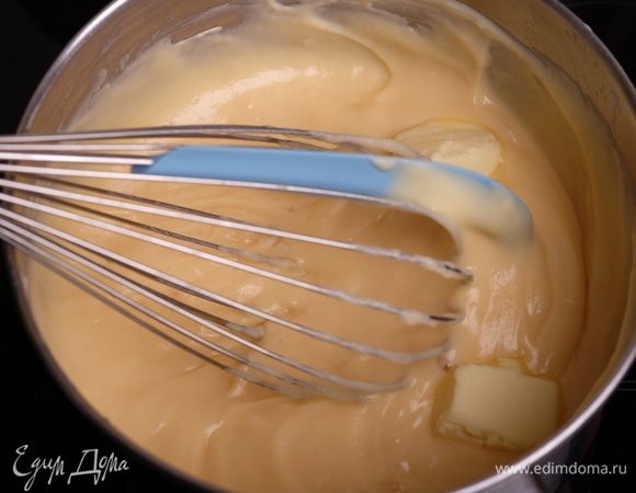 Снять ковш с огня. Добавить сливочное масло комнатной температуры (130 г) — постепенно, небольшими кубиками, каждый раз хорошо перемешивая венчиком.