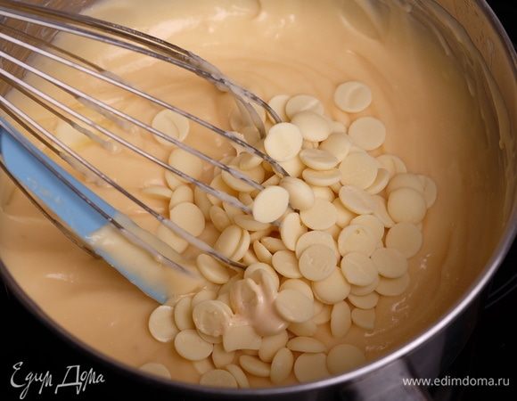 Когда все масло вмешано в крем, добавить белый шоколад. Обращу внимание — шоколад нужно брать очень хорошего качества! Потому что от качества шоколада будет зависеть вкус крема. У меня Barry Callebaut.
