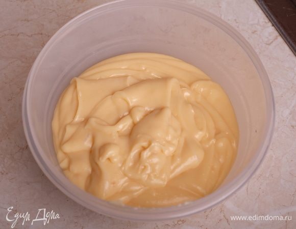 Вмешать шоколад в крем (крем горячий, и шоколад расплавится за счет этого).