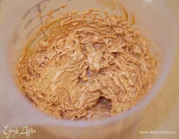 Оставшиеся 100 г сливочного масла взбить с вареной сгущенкой.