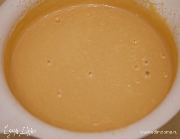 Окончательно хорошо взбить крем. Накрыть его пищевой пленкой «в контакт» и поставить на холод до полного охлаждения. Крем готов!