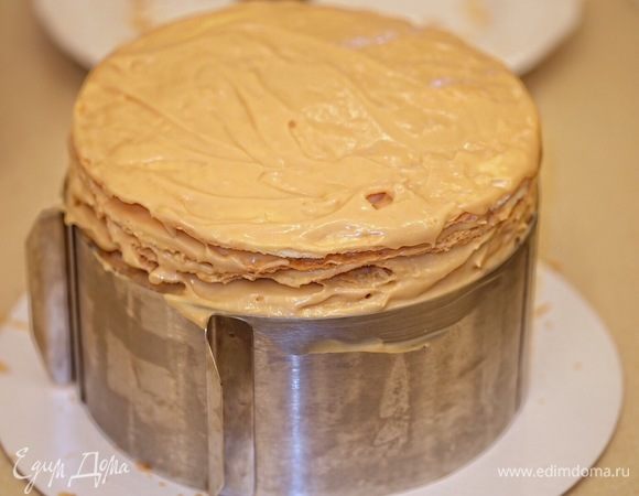 Таким образом смазать все коржи кремом, заготовку поставить в холодильник или на холод на 2–3 часа минимум. 