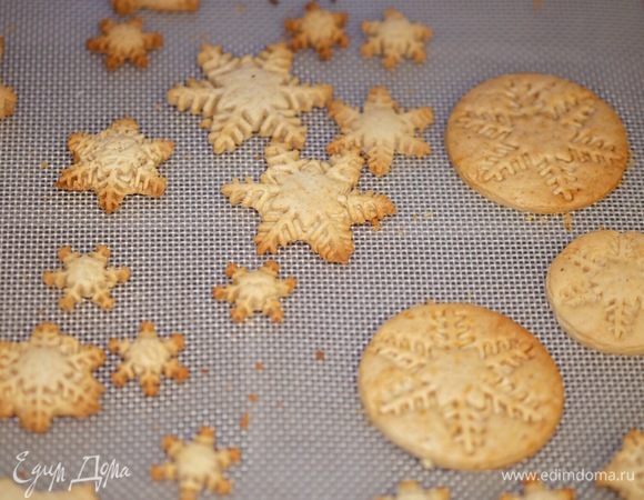 Для украшения я испекла из имбирного пряничного теста снежинки.
