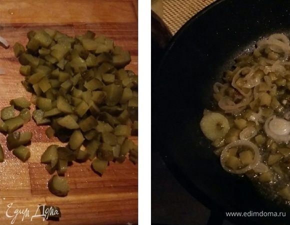 Пока варится бульон, лук очистить, нарезать колечками, соленые огурцы порезать мелкими кубиками. В сковороде разогреть растительное масло, обжарить лук до прозрачности, добавить к нему соленые огурцы, 4 ст. л. бульона и потушить под крышкой минут 5.