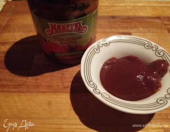 Взять для заправки бульона томатную пасту ТМ «Махеевъ». Если вы хотите иметь более насыщенно-томатный цвет солянки, то можете добавить больше томатной пасты, либо к томатной пасте добавить резаные томаты, консервированные в собственном соку. В данном рецепте готовим без них. Томатную пасту развести в мисочке с 2 ст. ложками бульона.