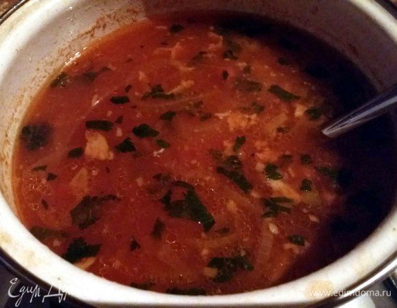 К готовому мясному бульону томатную пасту, добавить все мясные компоненты. Довести до кипения и варить примерно 10 минут. Затем добавить лук с огурцами, влить 150 г огуречного рассола (можно немного больше). Подсолить, если покажется недосоленным, поперчить по вкусу. Добавить небольшой пучок петрушки. Снять с огня, и дать настояться 5-10 минут.