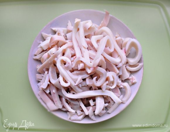 Готовые кальмары остудить и нарезать соломкой.