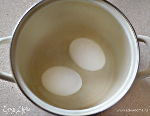 Яйца отварить, почистить от скорлупы и нарезать мелкими кубиками. 