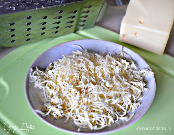 Сыр натрите на мелкой терке.