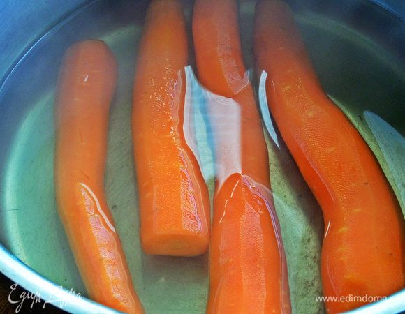 Морковь отварила на несколько блюд, но нужна только одна морковка.