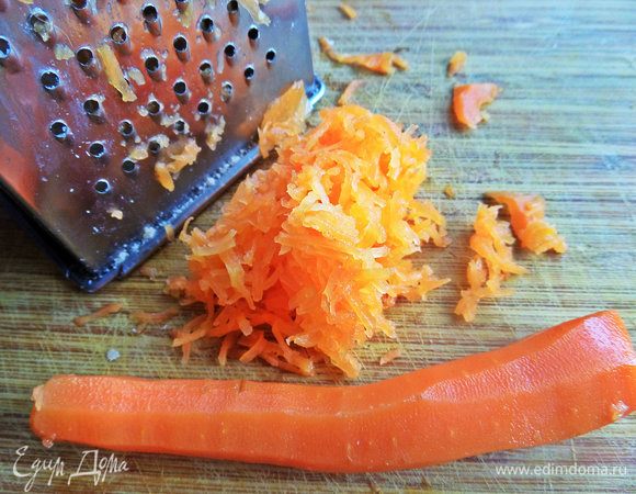 Натереть морковку на мелкой терке.