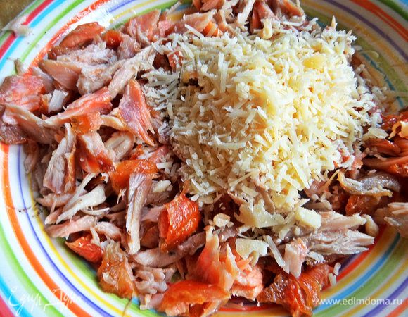 Добавить большую горсть сыра.