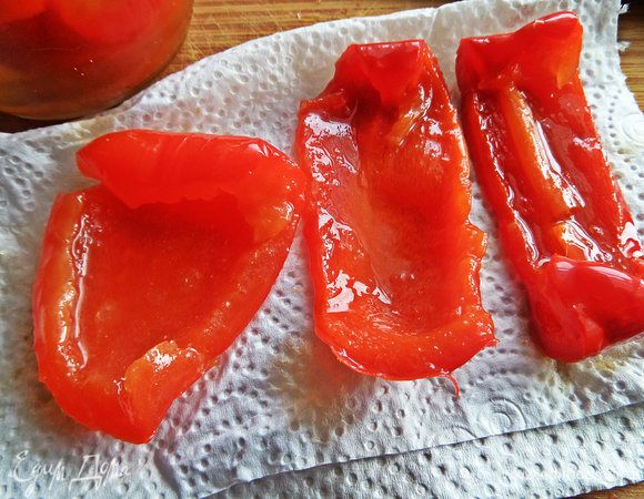 Вынуть дольки на салфетку.