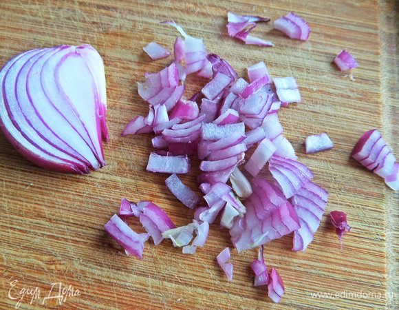 Лук измельчить.