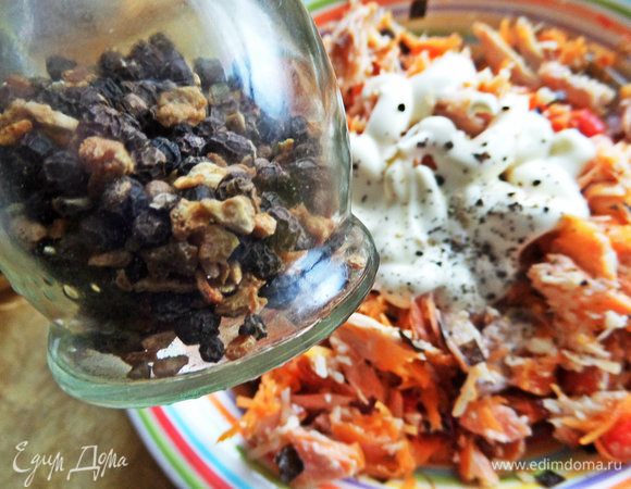 Посыпать лимонным перцем.