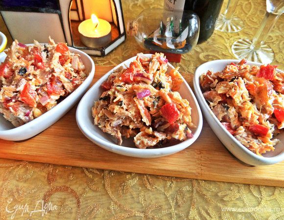 Дать салатику настоятся в холоде и потом разложить по мини порциям или разделить на две большие.