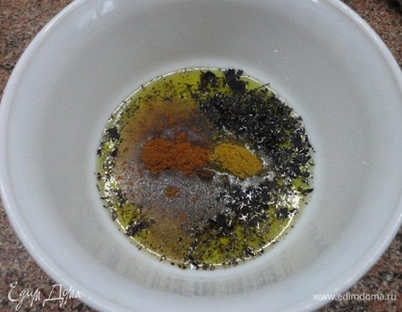 Для маринада в оливковое масло добавить соль, молотый черный перец, 1 ч. л. сухого базилика, паприку и карри по 0,5 ч. л. Приправить соком одного лимона. Перемешать.