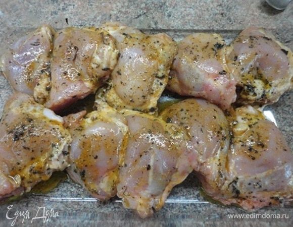 Куриные голени вымыть и обсушить. Уложить в форму для запекания, залить маринадом и оставить минимум на 30 минут. Я обычно делаю это утром и оставляю в прохладном месте, пока не наступит время запекать. За это время желательно несколько раз перевернуть кусочки, чтобы они равномерно замариновались.