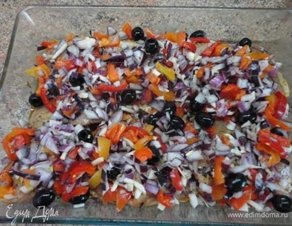 Смесью лука, чеснока, перцев и оливок, покрыть курочку.