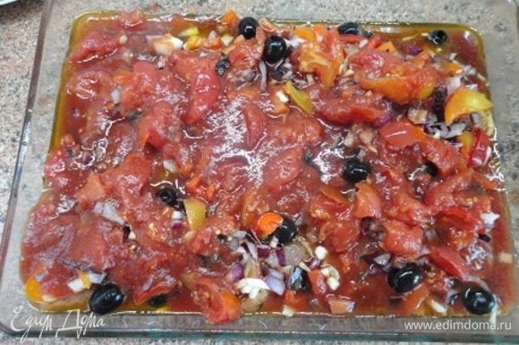 Затем залить предварительно измельченными томатами вместе с соком, полить вином и посыпать оставшимся сухим базиликом. Запекать 40 минут при температуре 200°С.