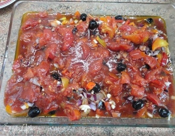 Затем залить предварительно измельченными томатами вместе с соком, полить вином и посыпать оставшимся сухим базиликом. Запекать 40 минут при температуре 200°С.