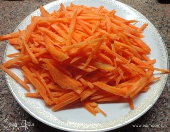 Для гарнира морковь нарезать крупной соломкой, лук мелкими кубиками.