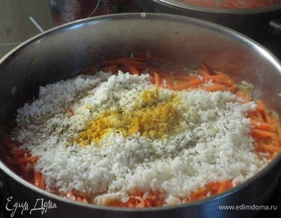 Высыпаем промытый рис. Добавить прованские травы, шафран, соль и залить горячей водой.