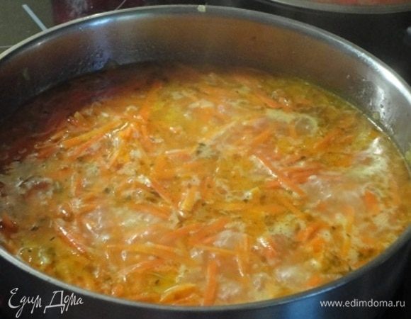Довести до кипения и готовить на медленном огне под крышкой до готовности.