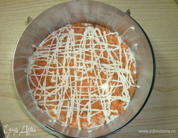 Для удобства сборки салата берем кондитерское кольцо. У меня разъемная форма для выпечки! Устанавливаем на подготовленное блюдо. Первым слоем укладываем нарезанную кубиком семгу. Сверху делаем сеточку из майонеза.