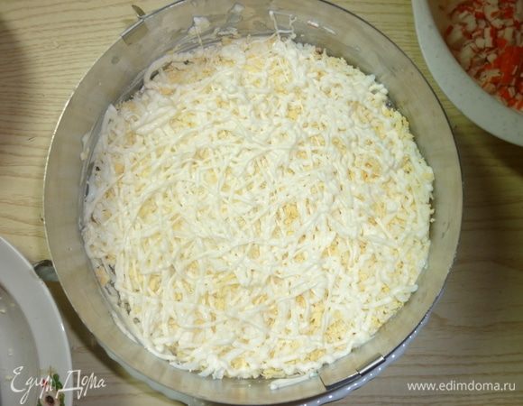 Четвертым слоем укладываю натертые на крупной терке яйца. Слегка присолить солью. Так же сверху сетка из майонеза.