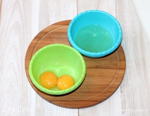 Куриные яйца (130 г) разделяем на белки и желтки. Белки отправляем в холодильник. 
