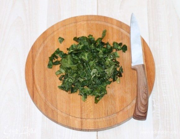 Приготовим тесто. Нарезаем мелко шпинат (у меня замороженный) и выкладываем в чашу блендера.