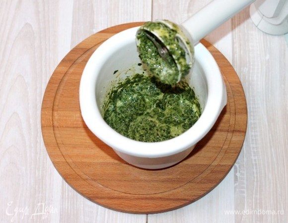 Желтки добавляем к шпинату и измельчаем блендером. 