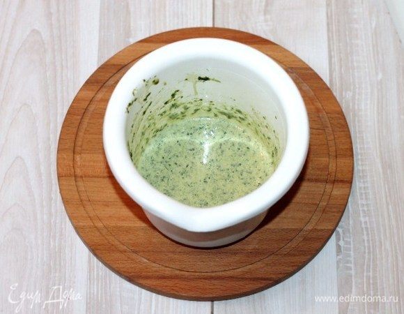Добавляем в чашу блендера сметану, растительное масло и взбиваем миксером до однородной массы. 