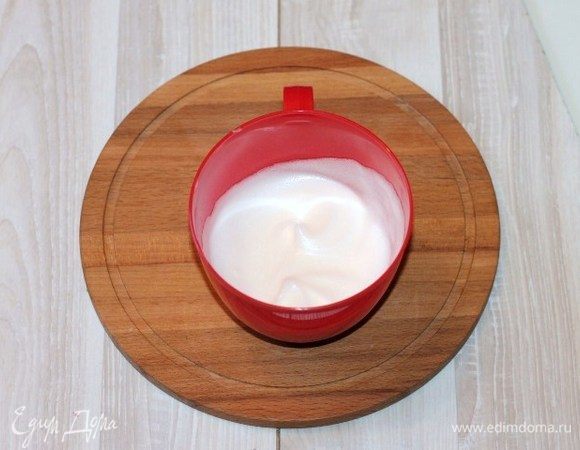 К охлажденным белкам добавляем соль и взбиваем до мягких пиков. Затем добавляем сахарную пудру и взбиваем до устойчивых пиков.