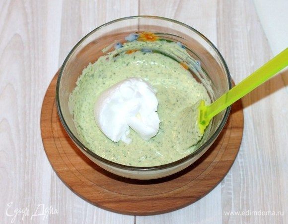 Аккуратно, частями вмешиваем в зеленую массу взбитые белки. В результате получается воздушное тесто по консистенции, как густая сметана.