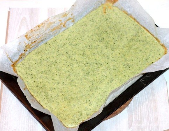 Застилаем противень (23x34) пекарской бумагой и выкладываем тесто. Выпекаем корж в предварительно разогретой до 180°С духовке 15-20 минут. Проверяйте на сухую «спичку».